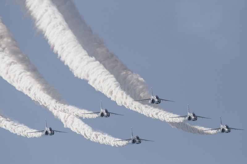 [写真]展示飛行を行うブルーインパルス（2014年9月28日、航空自衛隊浜松基地で小山英之氏撮影）