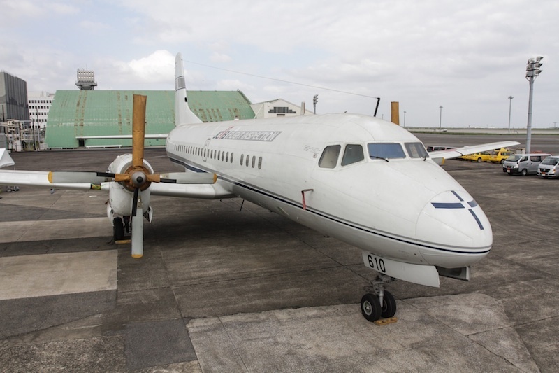 [写真]YS-11の量産1号機「JA8610」（2014年9月27日羽田空港旧整備場で小山英之氏撮影）