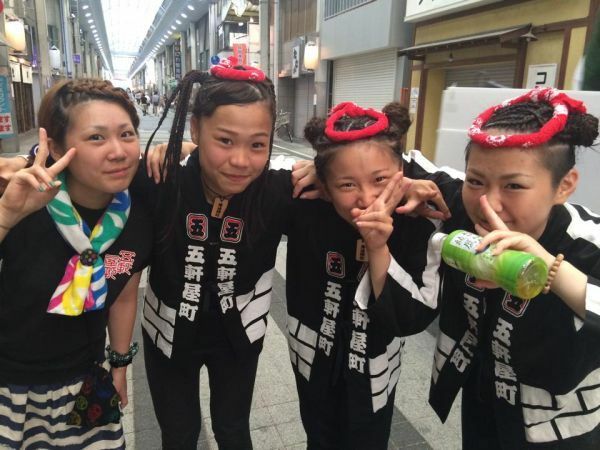 [写真]「あみこみやでー」と教えてくれた（右から）有沙さん、明日香さん、真由子さん、紗紀さん＝大阪府岸和田市で