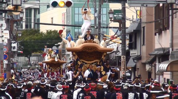 【写真】通りはだんじりや関係者でうめつくされていた＝12日午後3時半ごろ、大阪府岸和田市で