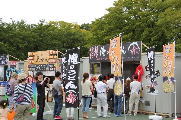 [写真]人気店には行列ができる＝大阪府吹田市で