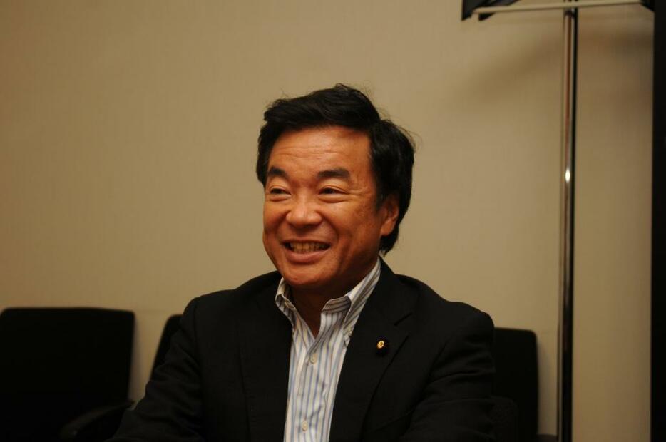 [写真]禁煙政策の必要性を力説する前神奈川県知事の松沢成文参院議員
