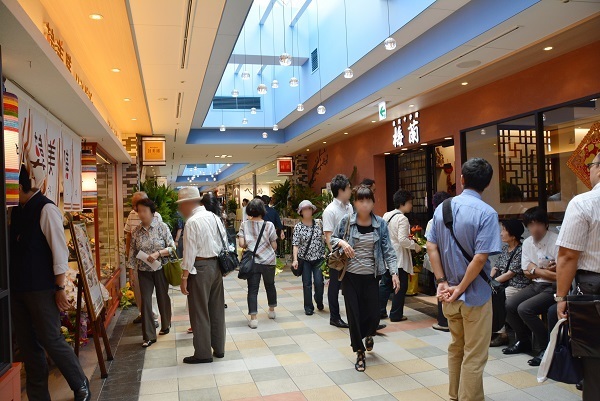 [画像]さまざまな飲食店などが並ぶ2階