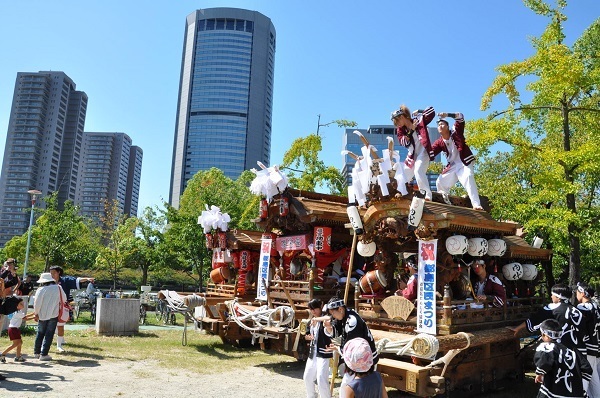 [写真]地元のだんじりが祭りムードを盛り立てた＝大阪市都島区毛馬桜之宮公園