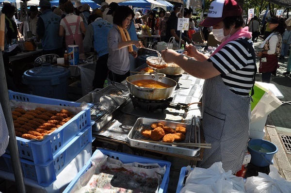 [写真]名物コロッケ作りに追われる淀川連合振興町会スタッフ