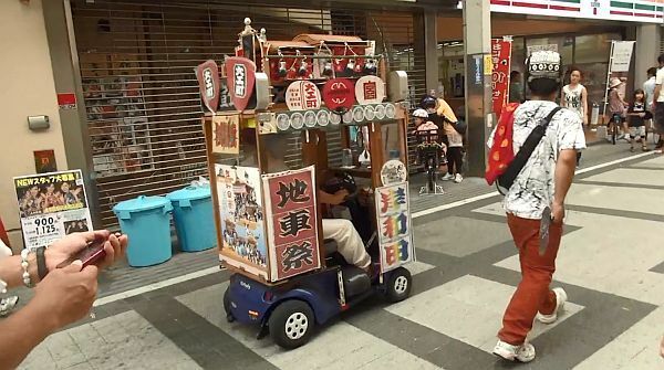 [写真]「ドンドドン」と大きなラジカセの太鼓音を鳴らしながら走るミニだんじりカー＝大阪府岸和田市で