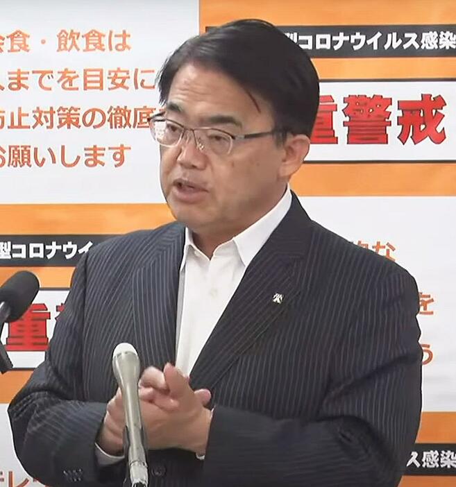 冒頭、新型コロナの感染状況を説明する大村知事