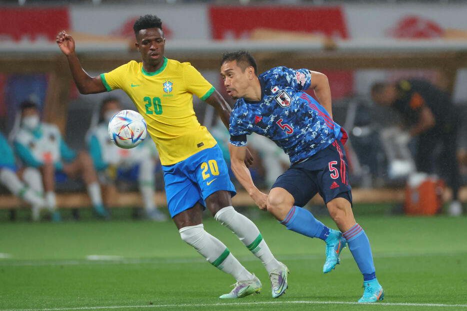 右SBで起用された長友がブラジルブラジル期待のFWビニシウスを封じ込めた（ 写真：YUTAKA/アフロスポーツ）