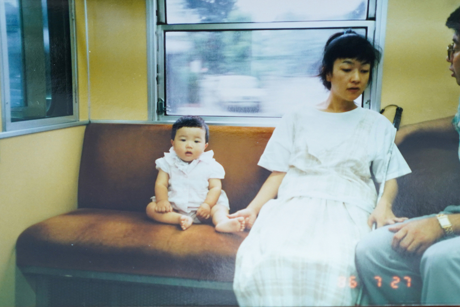 電車でお出かけ中の宮城夫妻と0歳児の友佳理さん（提供写真）