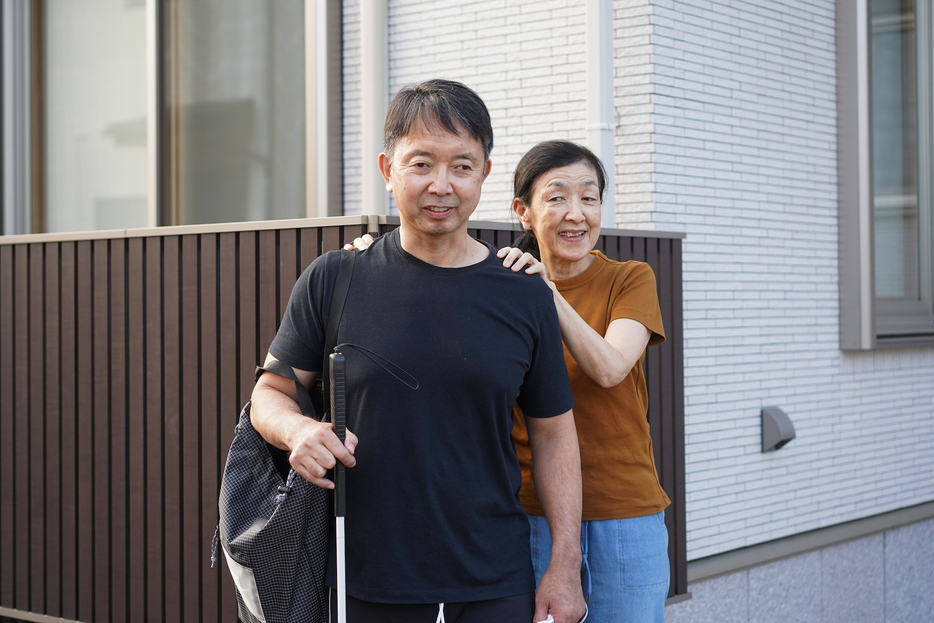 滑川町の自宅前で、仲睦まじい様子で笑顔を見せる宮城夫妻（撮影：長谷川美祈）