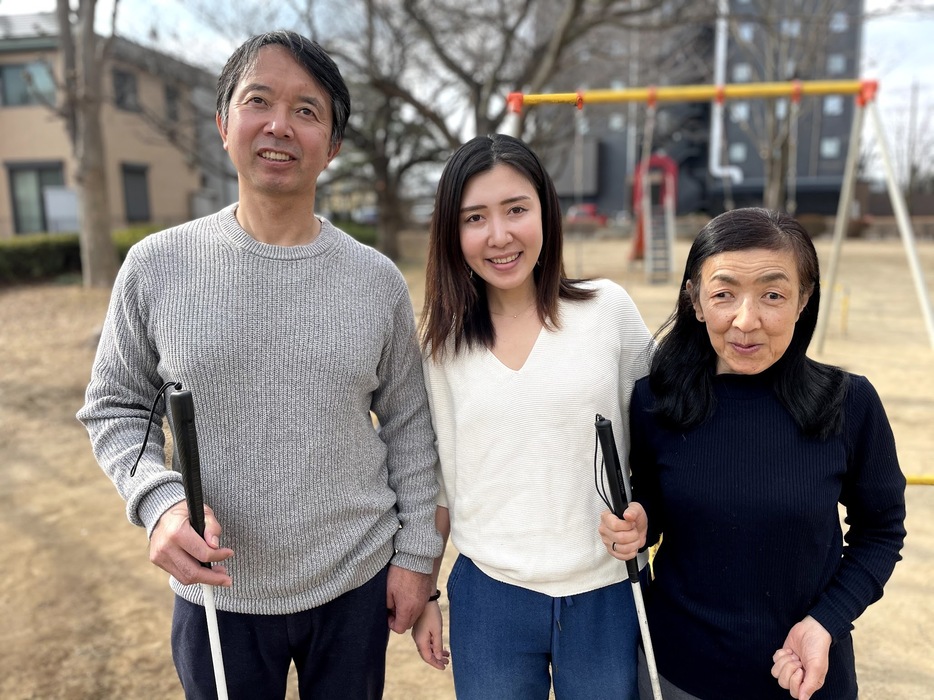 （左から）父・宮城正さん、長女・荒牧友佳理さん、母・好子さん（提供写真）