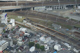名古屋駅を出発した12200系がトンネルを抜けて地上部を走行する。隣の米野車庫では12410系と12200系が留置中で、汎用特急車の新塗色化が行われる前の懐かしき光景だ（2014年8月5日、吉永陽一撮影）。