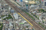 東海道新幹線の下り線を「ドクターイエロー」が現れた。在来線では211系の中央西線快速電車とすれ違う（2014年8月5日、吉永陽一撮影）。