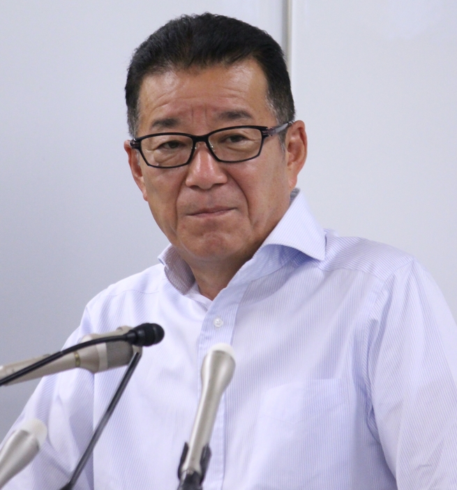 記者の質問を聞く松井市長