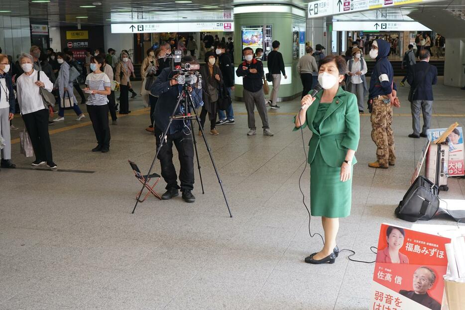 新宿駅西口での演説（5月4日、撮影：小川匡則）