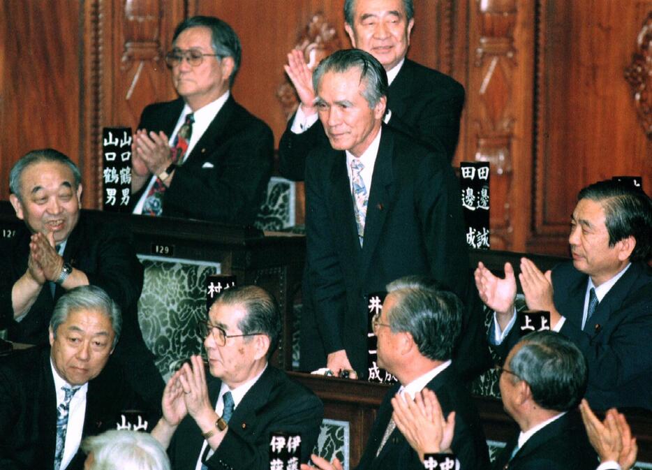 内閣総理大臣に選出された村山氏（94年6月、ロイター／アフロ）