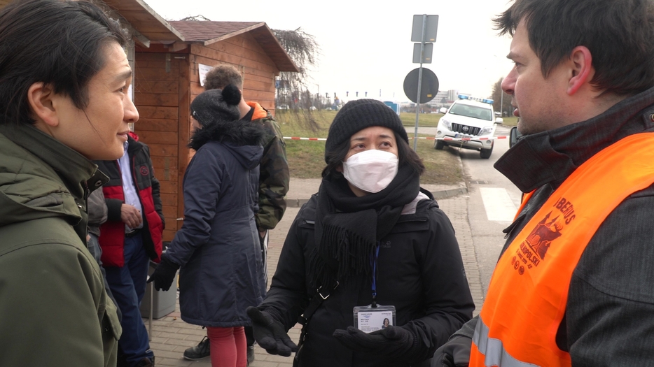 3月2日、ポーランド南東部の町ザモシチで、受け入れ支援センターにヒアリング（写真提供：PWJ）