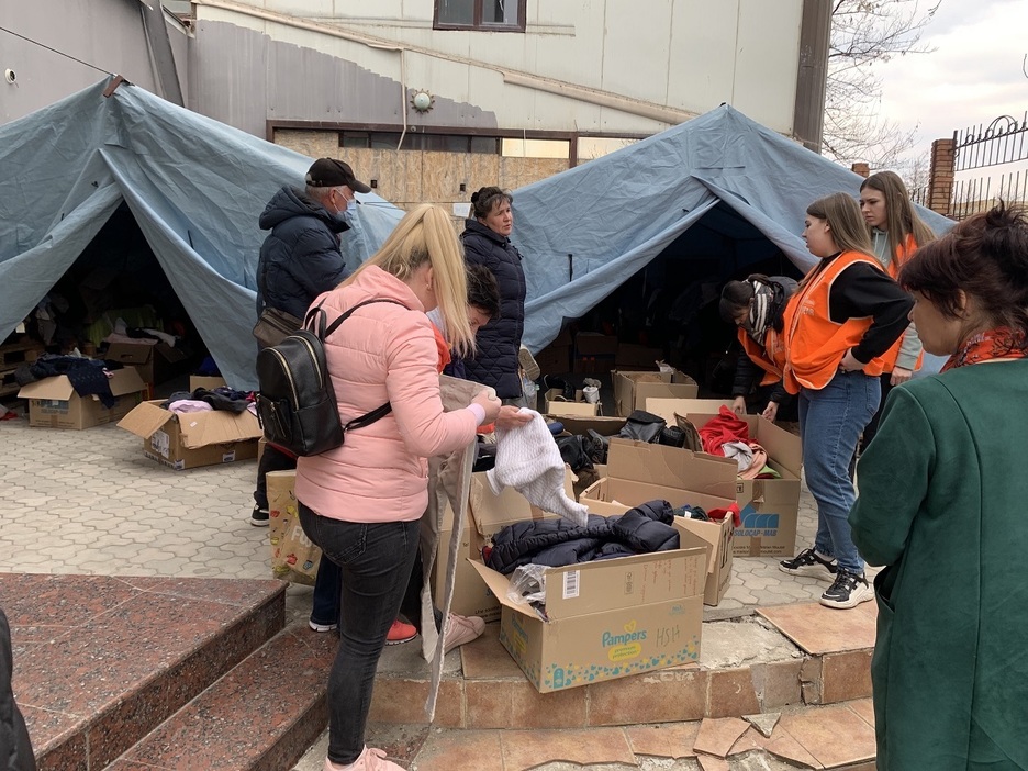 3月25日、モルドバの旧映画館避難所。寄付で提供された衣料品が避難民に配られていた（写真提供：JICA）
