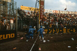 1982年、ナゴヤ球場での日本シリーズで物を投げつけられる西武の選手