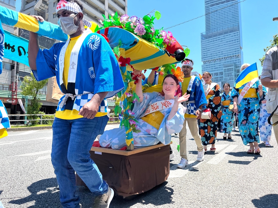 愛染さんの愛称で知られる大阪三大夏祭りのひとつ「愛染まつり」が30日始まった。5年ぶりに「宝恵駕籠（ほえかご）パレード」が行われ、大阪市天王寺区の谷町筋を「愛染さんじゃ」と掛け声をあげながら歩いた。ウクライナから避難してきた学生も参加し世界平和を祈願した