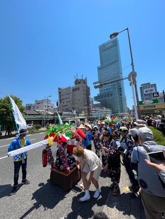 多くのカメラマンが撮影していた。愛染堂勝鬘院（あいぜんどう しょうまんいん）まで谷町筋をパレードした。後方はあべのハルカス