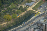 道後公園電停を出発したモハ50形が湯築城跡のお堀に沿って道後温泉駅へと向かう（2013年4月11日、吉永陽一撮影）。