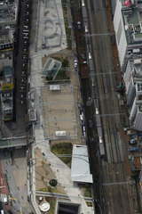 渋谷区立宮下公園は複合施設「ミヤシタパーク」の屋上に移設となり、近代的な公園に生まれ変わった。その横を埼京線のE233系7000番台が渋谷駅へと向かう（2022年3月4日、吉永陽一撮影）。