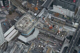 西側から撮影した渋谷駅。西館を迂回する仮設通路の構造もよくわかる。解体作業中の旧東横店西館を突き抜ける東京メトロ銀座線の回送線は健在（2022年3月4日、吉永陽一撮影）。