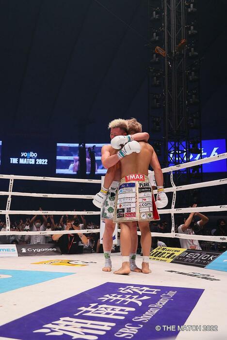 2人は健闘を称え合った(写真・THE MATCH 2022)