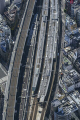 山手線や京浜東北線と分岐する神田駅に中央線快速電車の上下列車が到着する。上野東京ライン開業からおよそ7ヶ月後に撮影したもので、真新しい上野東京ラインの高架区間がよく目立つ（2015年10月26日、吉永陽一撮影）。