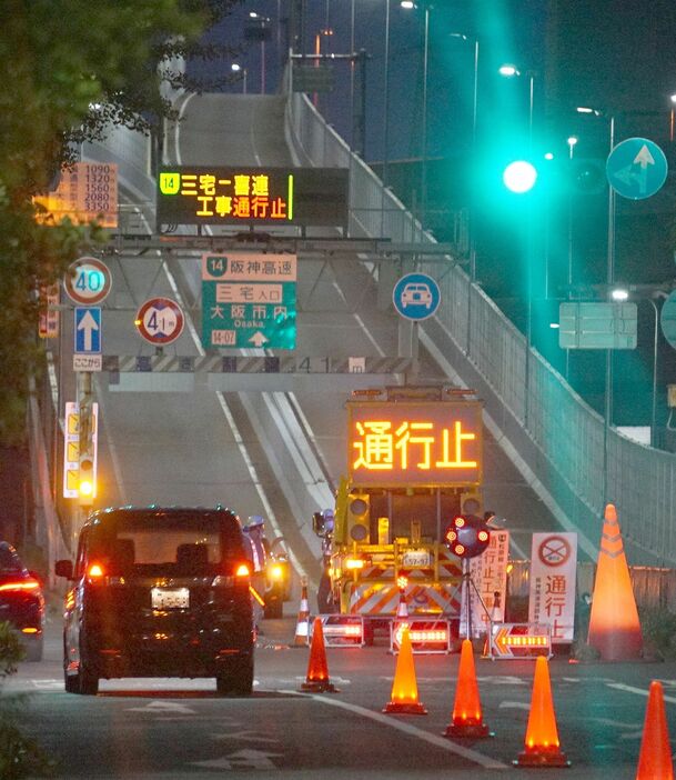 ［写真］大規模改修工事の開始で阪神高速三宅入り口は通行止めとなった。工事期間は2025年3月末までの約3年を予定＝1日午前4時すぎ、大阪府松原市で