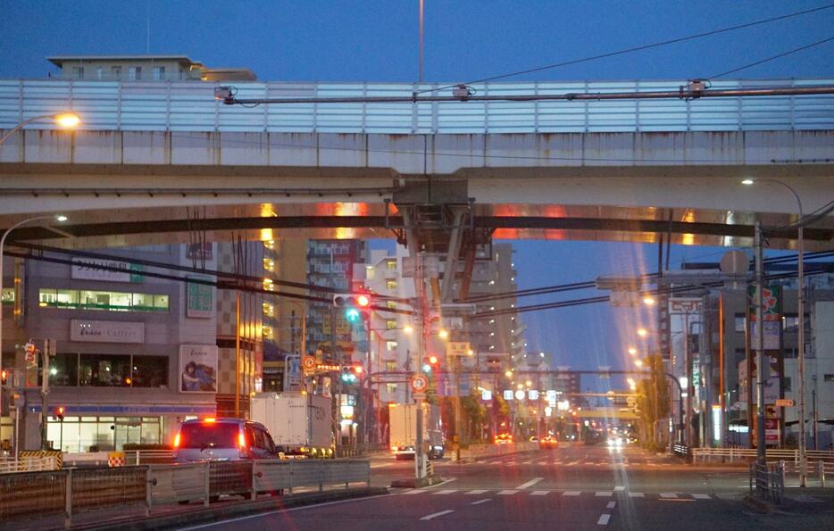 ［写真］橋の架け替えが行われる阪神高速道路の喜連瓜破出入口付近。橋げたの沈下が想定より大きく、2003年にケーブルで左右から引き上げて中央を持ち上げる対策を行ったという＝1日午前5時ごろ、大阪市平野区で