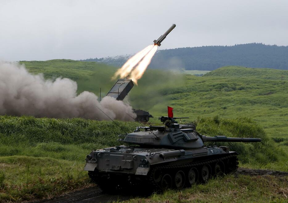 92式地雷原処理車（奥）と74式戦車（手前）＝2015年8月18日（写真：ロイター/アフロ）