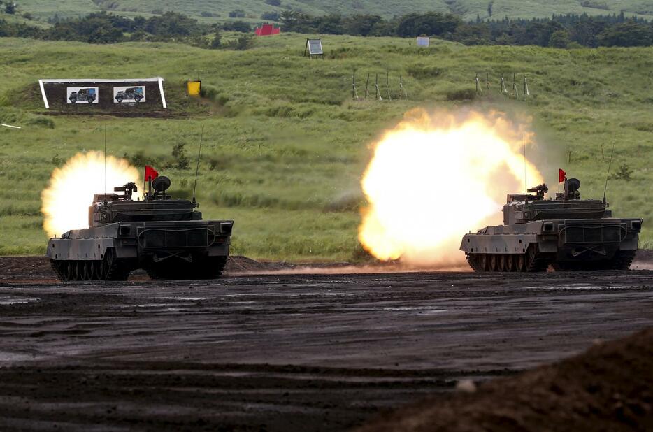 90式戦車＝2015年8月18日（写真：ロイター/アフロ）