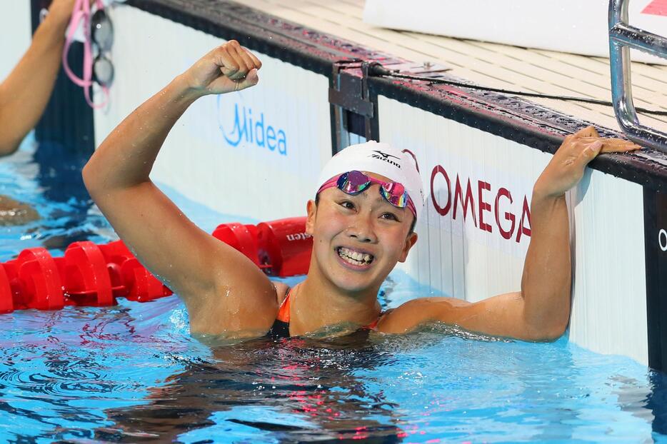 笑顔でガッツポーズ。2位に1秒29差をつける圧勝だった＝2015年8月7日（写真：長田洋平/アフロスポーツ）