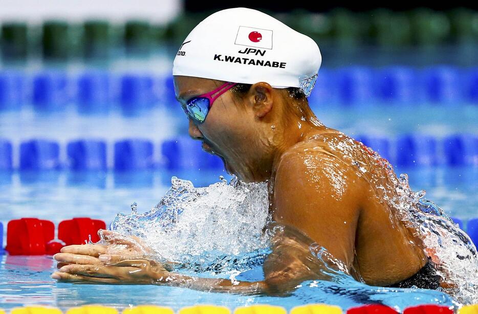 力強くストロークする渡部香生子＝2015年8月7日（写真：ロイター/アフロ）