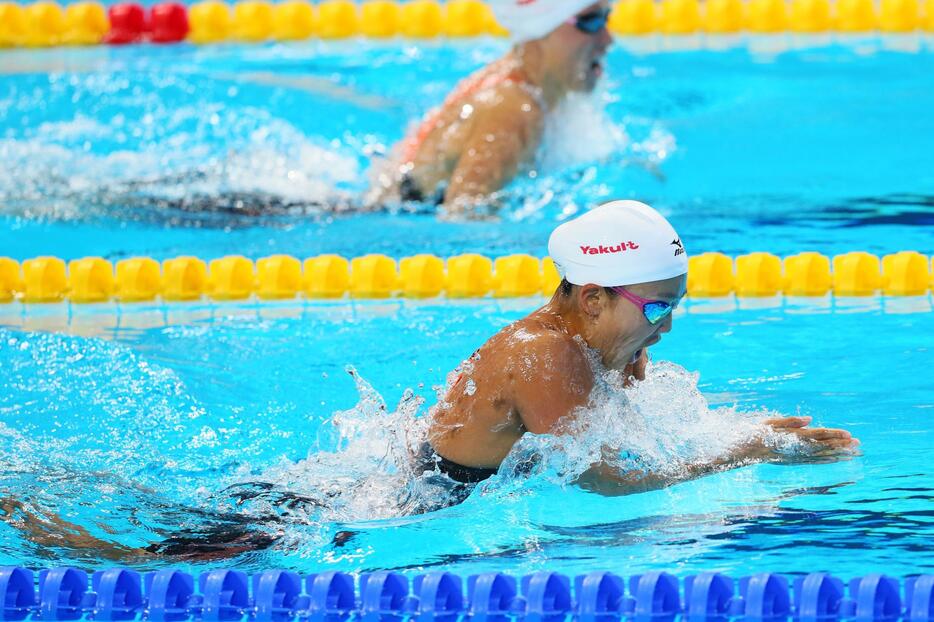 残り25メートルで一気に抜き去りトップに出る渡部香生子＝2015年8月7日（写真：長田洋平/アフロスポーツ）