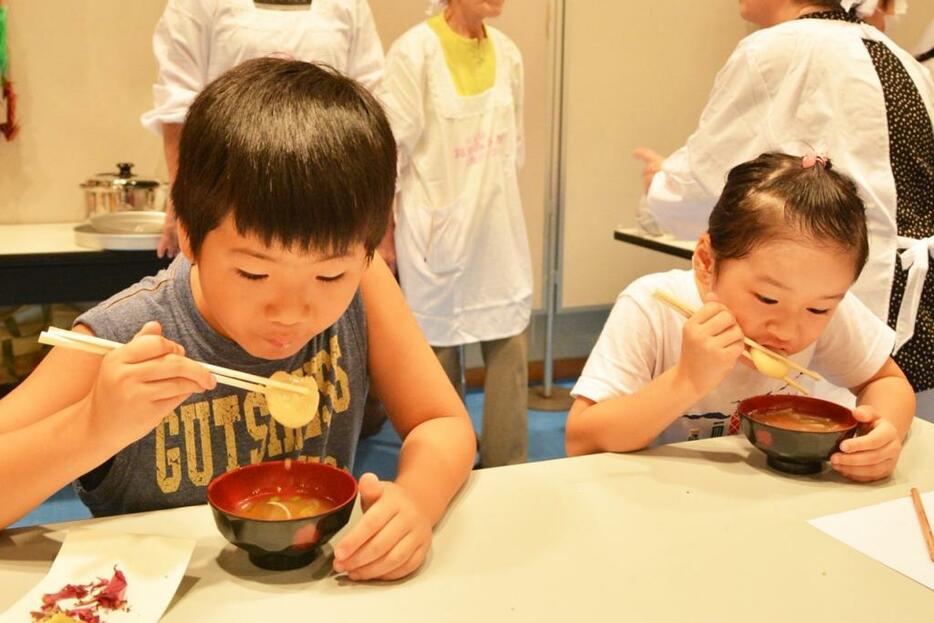 すいとんをほおばる子どもら