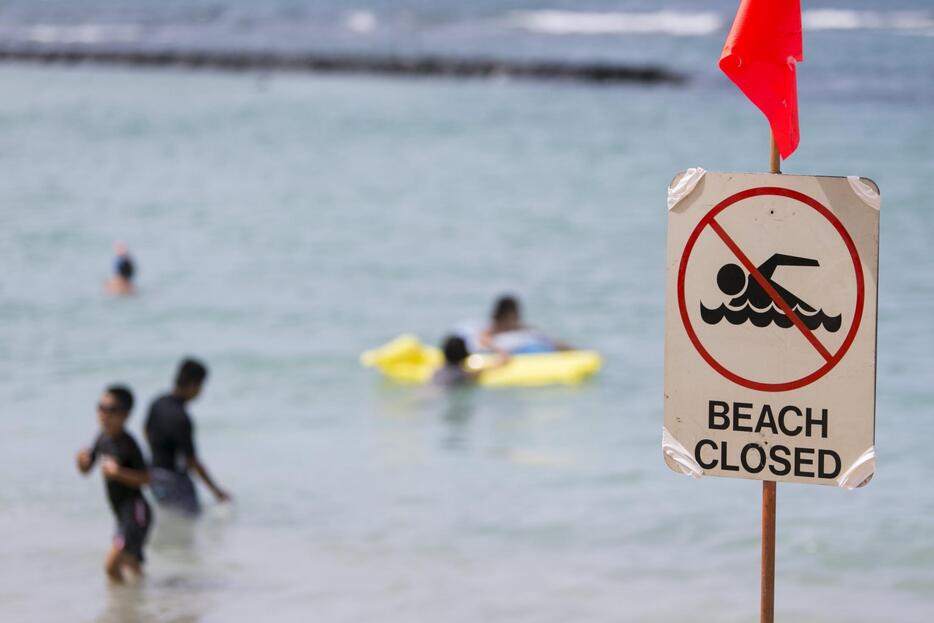 中には海に入る人々も＝2015年8月25日（写真：ロイター/アフロ）