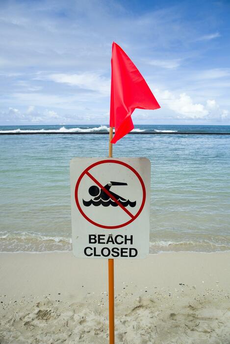 遊泳禁止の看板が掲げられたワイキキビーチ。豪雨により、約190万リットルもの下水が海に流入＝2015年8月25日（写真：ロイター/アフロ）