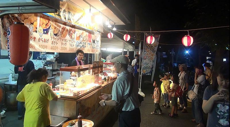 [写真]飲食店などもにぎわいをみせる