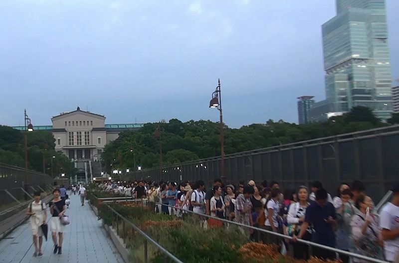 [写真]行列ができるほどの大人気イベントとなっている（13日夜撮影）