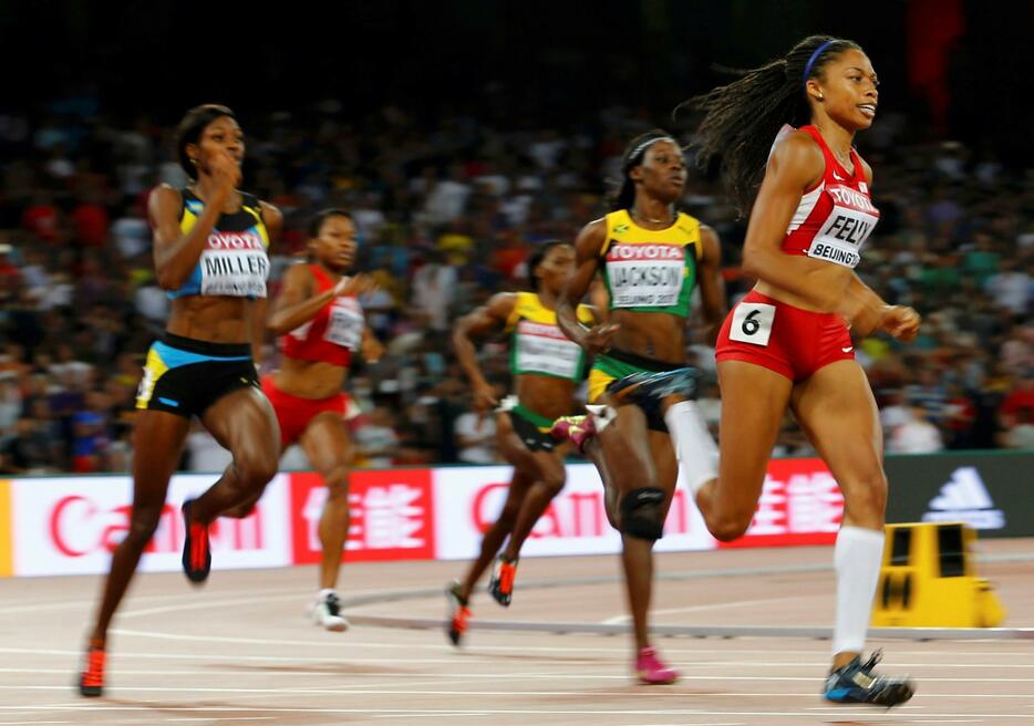 400m決勝。スタートダッシュでリードを奪い、そのままトップをキープ＝2015年8月27日（写真：ロイター/アフロ）