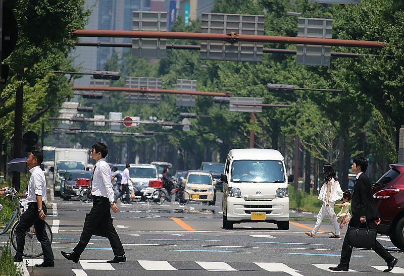[写真]大阪市内は午前中で猛暑日となった。御堂筋には逃げ水が＝1日正午ごろ、大阪市中央区で
