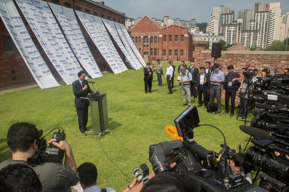 記者会見する鳩山氏＝2015年8月12日（写真：Lee Jae-Won/アフロ）