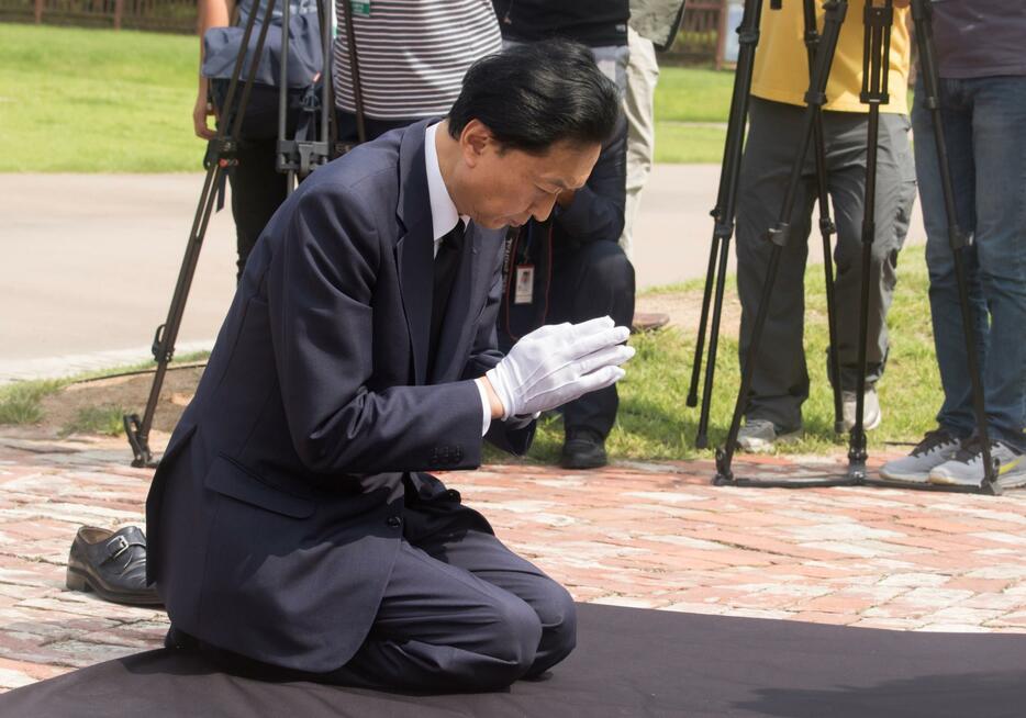 合掌する鳩山氏＝2015年8月12日（写真：Lee Jae-Won/アフロ）