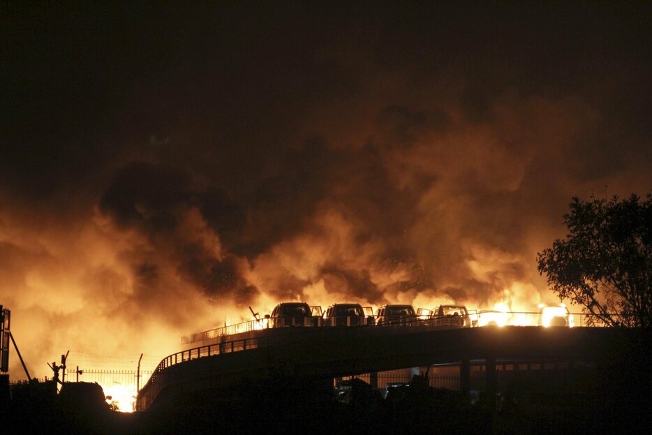 中国・天津市のコンテナ埠頭で大きな爆発が2度発生＝2015年8月13日（写真：ロイター/アフロ）