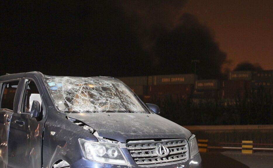 フロントガラスにクモの巣状のひびが入った車＝2015年8月13日（写真：ロイター/アフロ）