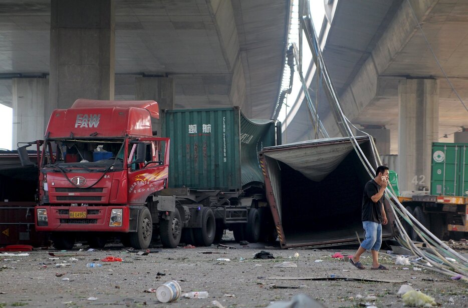 現場付近の道路。周辺にはがれきが散乱＝2015年8月13日（写真：ロイター/アフロ）