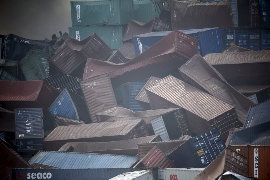 ひしゃげたコンテナ＝2015年8月13日（写真：ロイター/アフロ）